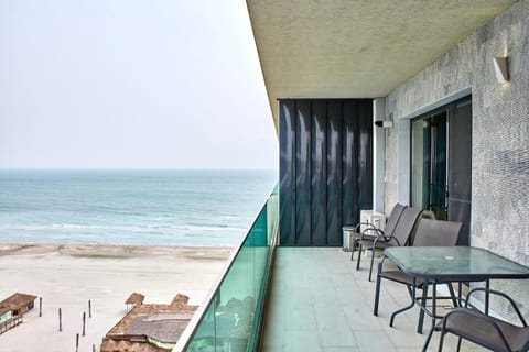 Day, Natural landscape, View (from property/room), Balcony/Terrace, Seating area, Dining area, Beach, Sea view