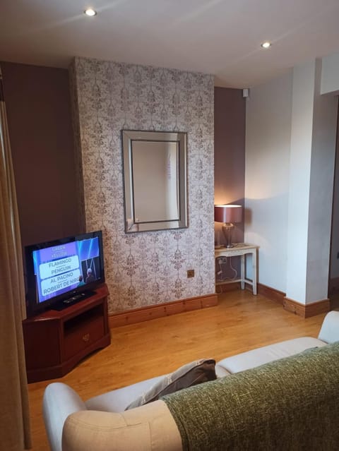 Isle of Erne Escape - Lakeside & Town Location House in Enniskillen