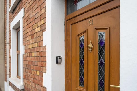 Isle of Erne Escape - Lakeside & Town Location House in Enniskillen