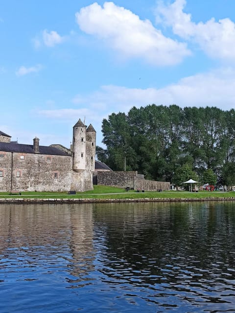 Isle of Erne Escape - Lakeside & Town Location House in Enniskillen