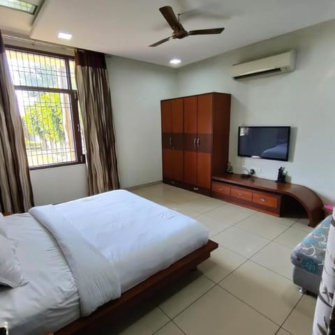 Black Bear Farm house with 5 Bedroom swimming pool and garden House in Jaipur