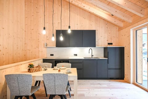 Kitchen or kitchenette, Dining area, stove