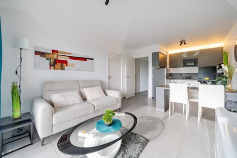 Kitchen or kitchenette, Living room, Seating area, Dining area, stove