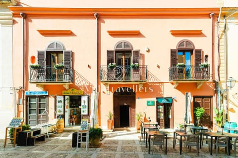 Property building, Restaurant/places to eat, Day