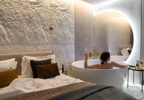 Bed, Hot Tub, Photo of the whole room, Bedroom, Bath