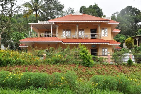Facade/entrance, Bed, Day, Natural landscape, Winter, Bathroom, Balcony/Terrace, Food and drinks, Dining area, Hiking, Bedroom, On site, Garden view, Garden view, Lake view, Lake view, Mountain view, Mountain view, Supermarket/grocery shop, Breakfast, Certificate/Award, Family, Family
