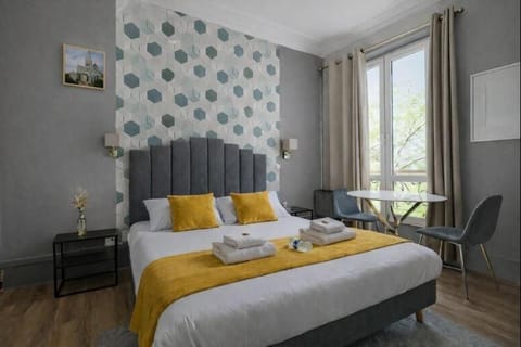 Bedroom, towels