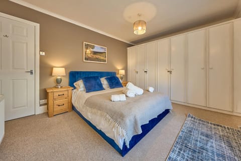 Bed, Photo of the whole room, Bedroom, towels, wardrobe