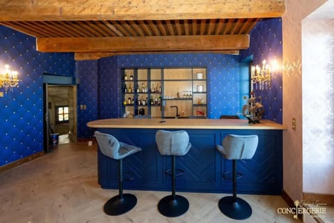 Impressionnant Manoir avec Piscine à Aiguèze, 450 m² House in Saint-Martin-d'Ardèche