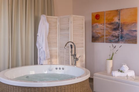 Hot Tub, Decorative detail