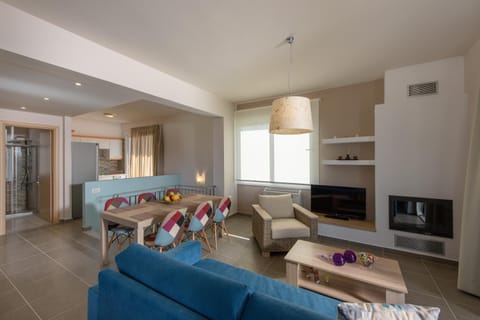 Toilet, Bathroom, TV and multimedia, Living room, Dining area, Pool view, Sea view