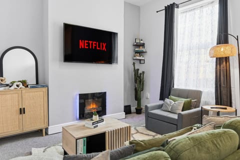 TV and multimedia, Living room, Seating area, Evening entertainment