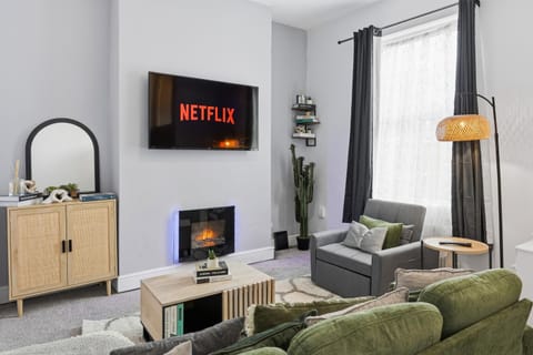 Communal lounge/ TV room, Living room, Seating area, Evening entertainment