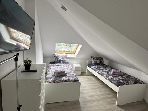 Bed, TV and multimedia, Photo of the whole room, Bedroom