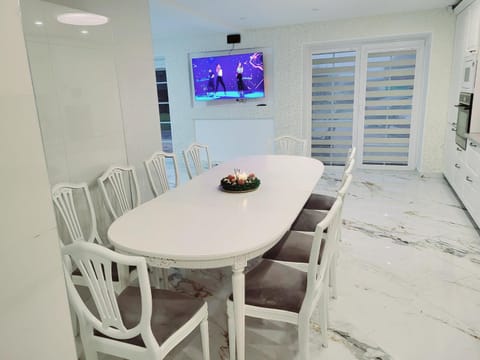 TV and multimedia, Living room, Dining area