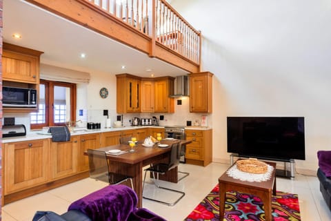 TV and multimedia, Kitchen or kitchenette, Living room, Seating area, Dining area, dishwasher, oven, toaster