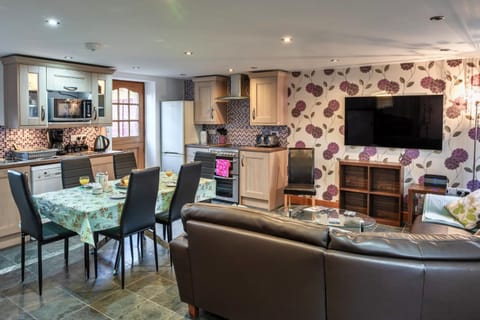 Kitchen or kitchenette, Living room, Seating area, Dining area