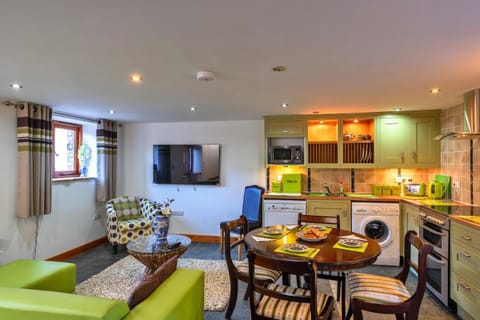 Communal lounge/ TV room, TV and multimedia, Kitchen or kitchenette, Living room, Dining area