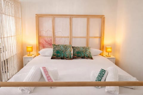 Bed, Decorative detail, Decorative detail, Bedroom, locker, towels, towels