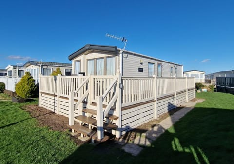 Property building, Patio, Balcony/Terrace, Seating area