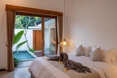 Bed, View (from property/room), Photo of the whole room, Bedroom, Pool view, Swimming pool, soundproof, towels