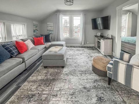 Sleeps 6 Near Neshotah Beach and Lake Michigan House in Two Rivers