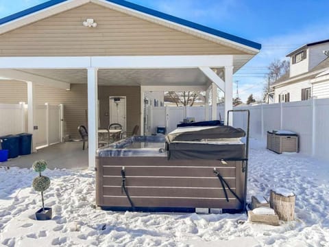 Sleeps 6 Near Neshotah Beach and Lake Michigan House in Two Rivers