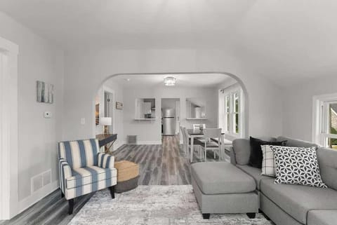 Sleeps 6 Near Neshotah Beach and Lake Michigan House in Two Rivers