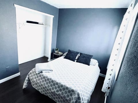 Townhome with Dedicated Workspace, WIFI, Garage House in Lakewood