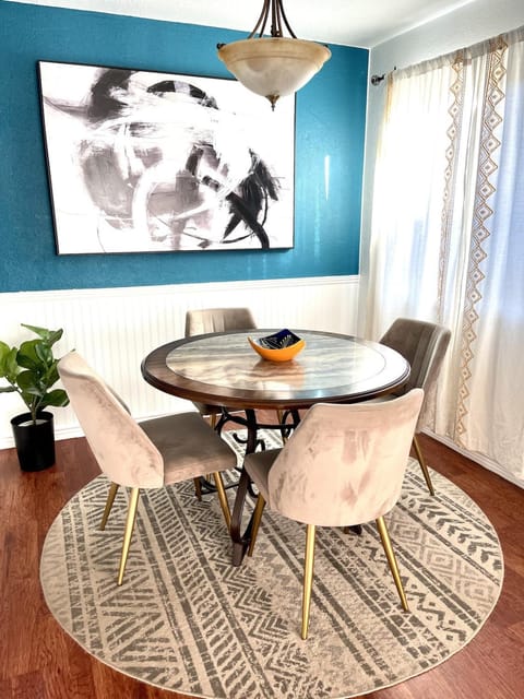 Townhome with Dedicated Workspace, WIFI, Garage House in Lakewood