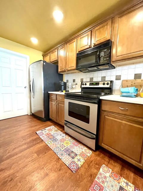 Townhome with Dedicated Workspace, WIFI, Garage House in Lakewood
