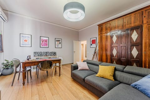 Living room, Seating area, Lunch