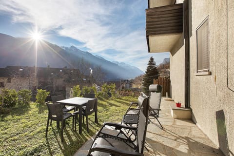 Property building, Balcony/Terrace, Living room