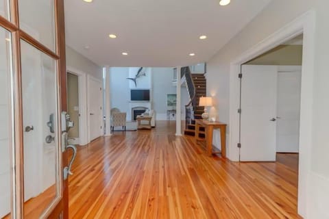 Family Home-11 Bedroom Pool Hot Tub Billiard Room Elevator Putting Green - Sea Palace House in Isle of Palms