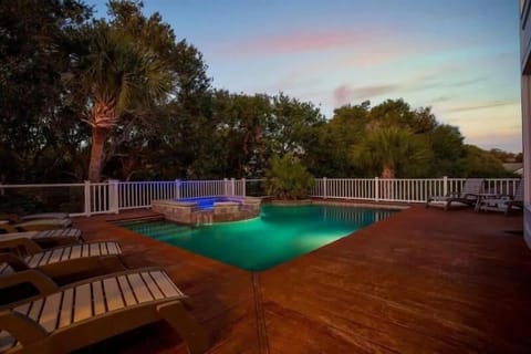 Family Home-11 Bedroom Pool Hot Tub Billiard Room Elevator Putting Green - Sea Palace House in Isle of Palms