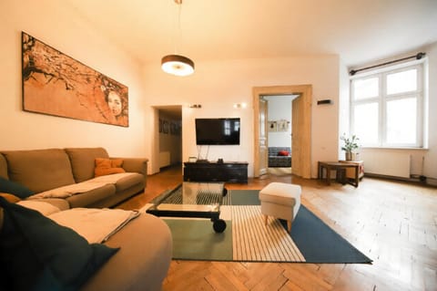 Communal lounge/ TV room, TV and multimedia, Living room, Seating area, Evening entertainment