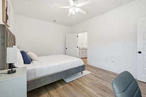 Modern 2BR2BA Retreat Bright & Airy Apartment in Madison