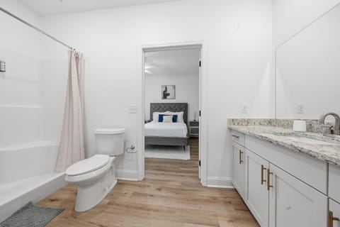 Modern 2BR2BA Retreat Bright & Airy Apartment in Madison