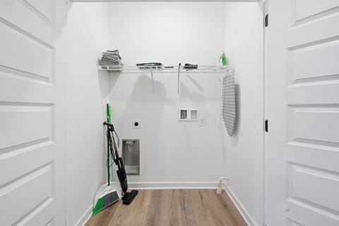 Modern 2BR2BA Retreat Bright & Airy Apartment in Madison