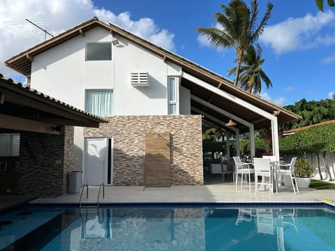 Shower, Property building, Swimming pool