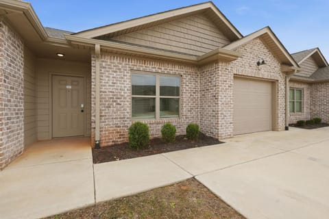 Stylish 2BR2BA Stay Open Layout Apartment in Madison