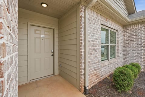 Stylish 2BR2BA Stay Open Layout Apartment in Madison