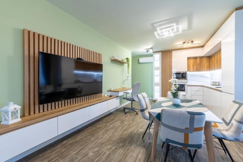 Communal lounge/ TV room, TV and multimedia, Living room, Seating area, Dining area, oven