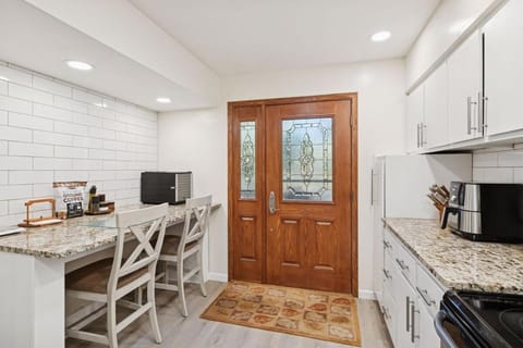 Modern Lower Unit, Hot Tub, Medicine Lake Apartment in Plymouth