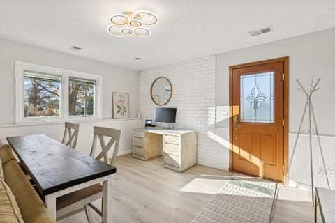 Modern Lower Unit, Hot Tub, Medicine Lake Apartment in Plymouth