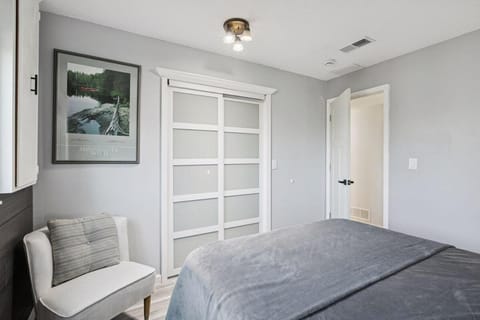 Modern Lower Unit, Hot Tub, Medicine Lake Apartment in Plymouth