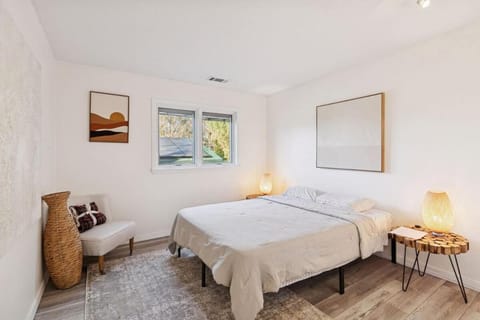 Modern Lower Unit, Hot Tub, Medicine Lake Apartment in Plymouth