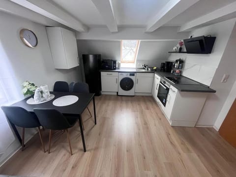Coffee/tea facilities, Kitchen or kitchenette, Seating area, Dining area, oven, stove, toaster, washing machine, dryer