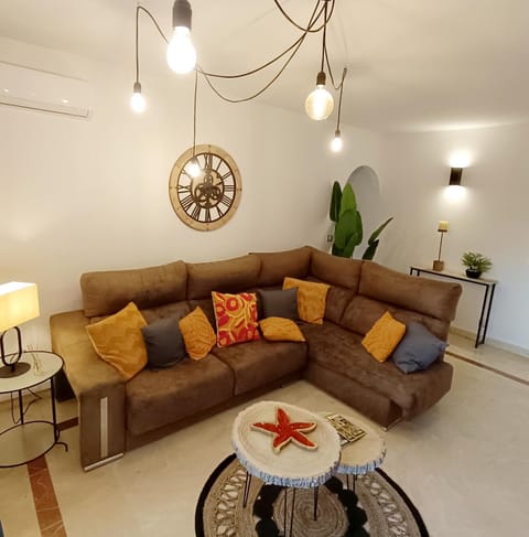 TV and multimedia, Living room, Seating area, heating, air conditioner