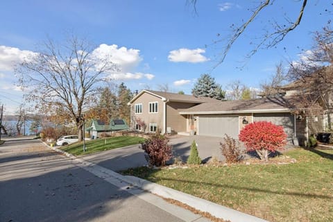 Modern Upper Unit, Hot Tub, Medicine Lake Apartment in Plymouth